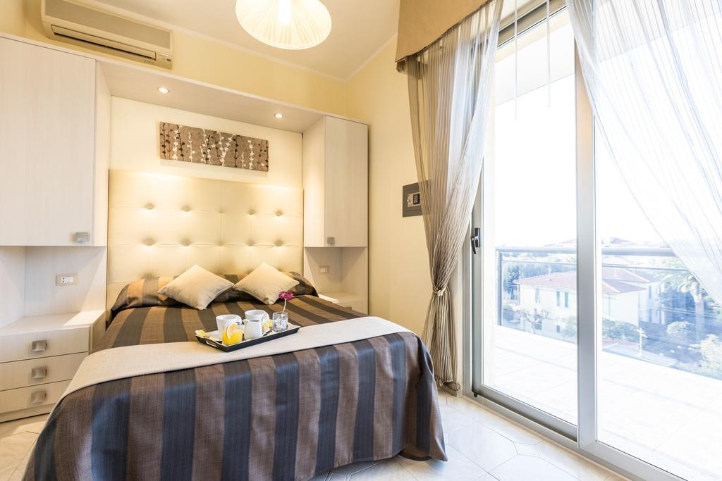 Hotel King مارينا دي بييتراسانْت المظهر الخارجي الصورة