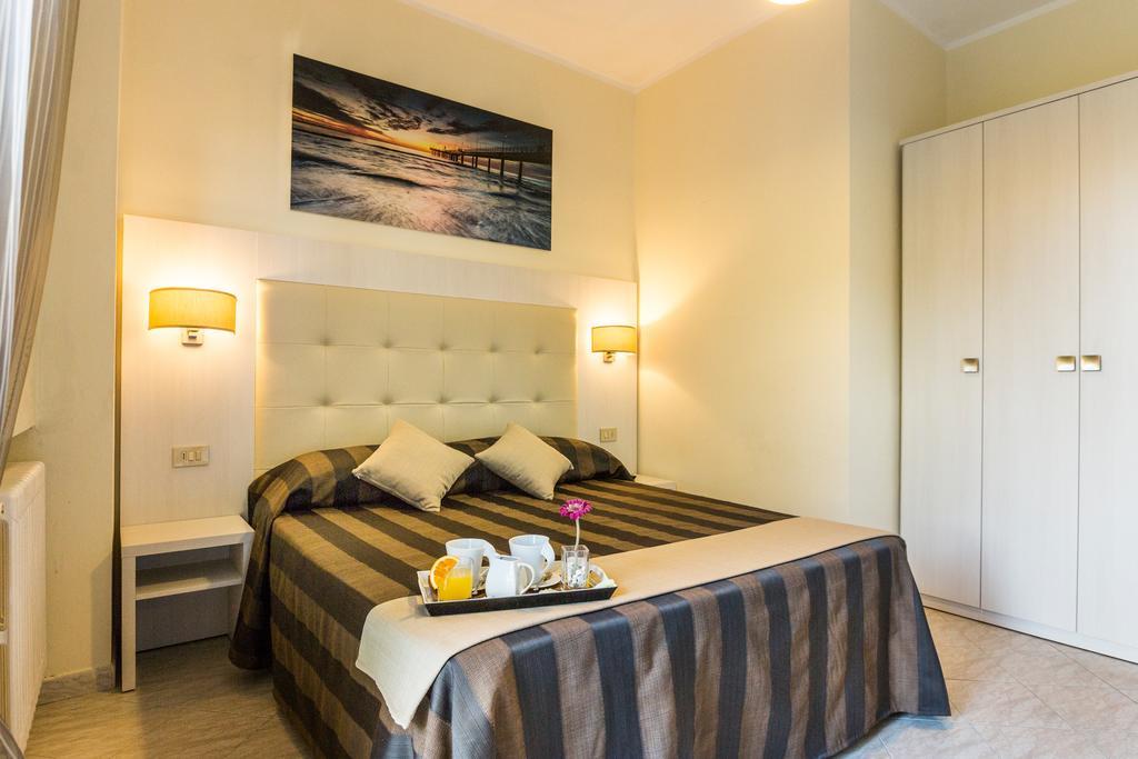 Hotel King مارينا دي بييتراسانْت الغرفة الصورة