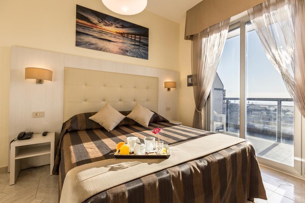 Hotel King مارينا دي بييتراسانْت الغرفة الصورة