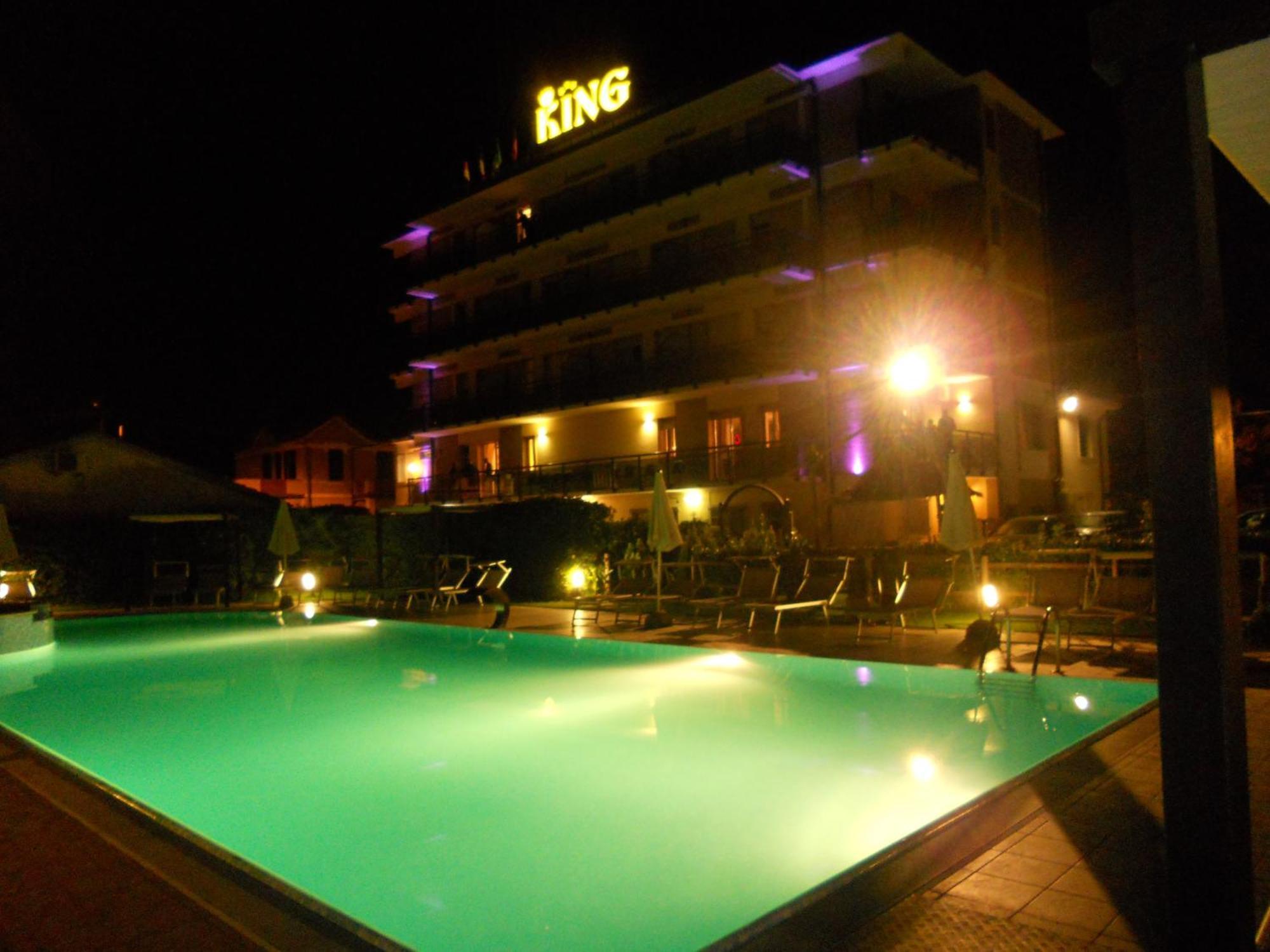 Hotel King مارينا دي بييتراسانْت المظهر الخارجي الصورة